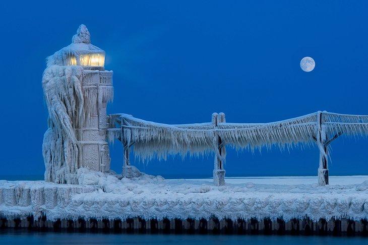 Der St. Joseph North Pier Lighthouse, der mit Eis bedeckt ist