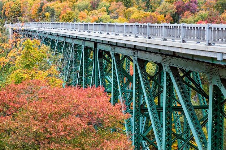 Cut River Bridge im Herbst