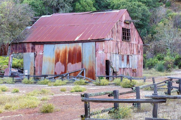 Alter Scheunenbau, der im Quecksilberabbau im Almaden Quicksilver County Park verwendet wurde