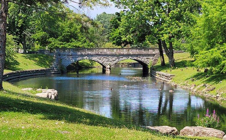 Un puente en el Cementerio Forest Lawn