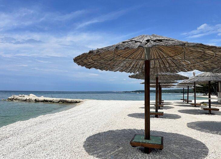 Palapas sur la plage de Batana