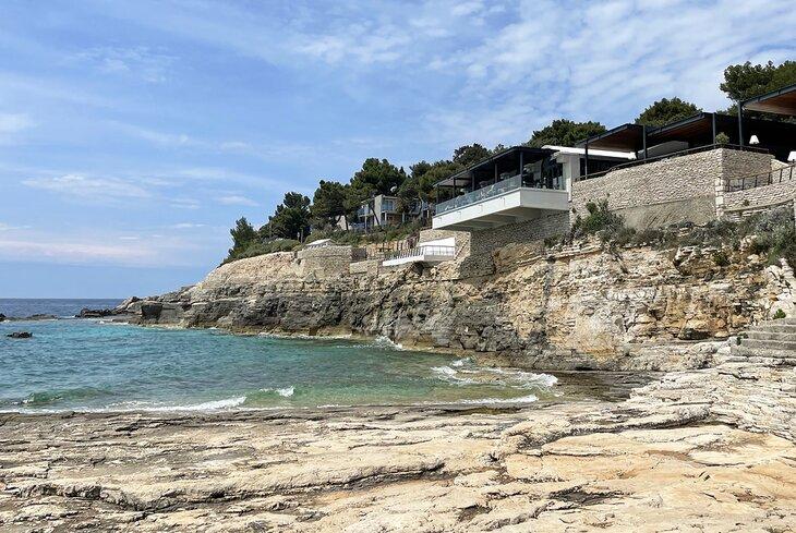 Restaurant surplombant la plage du phare