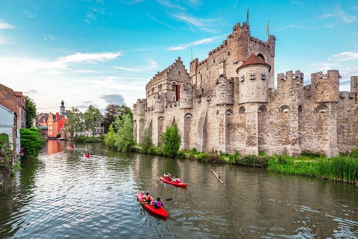 Kayaks navegando por un canal junto al Gravensteen en Gante