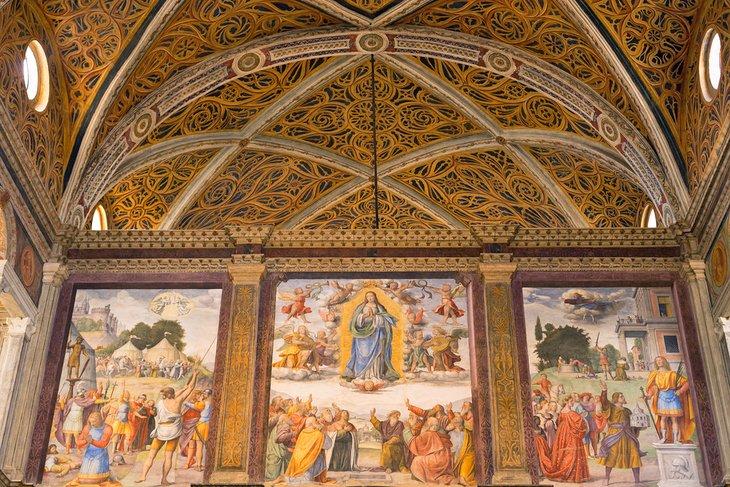 Frescos dentro de San Maurizio