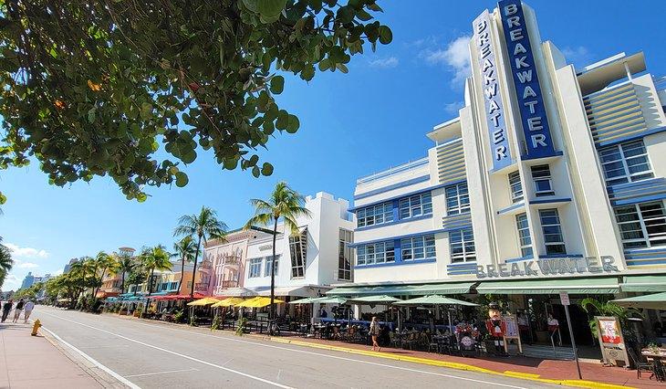Edificios Art Deco a lo largo de Ocean Drive