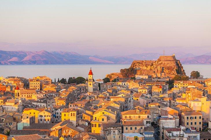 Vista de la ciudad de Corfú al atardecer
