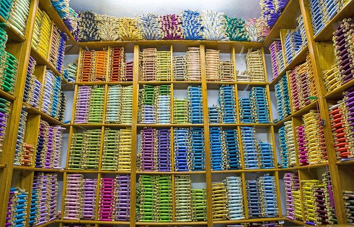 Una tienda que vende hilos de seda en el souk de Tetouan