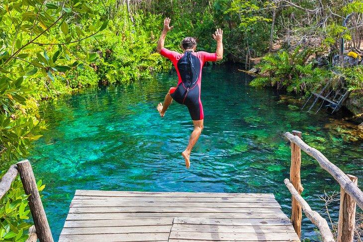 Saltando a un cenote en la Riviera Maya