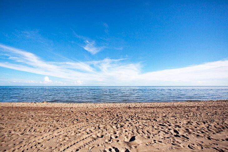 Plage dans le parc provincial Long Point sur le lac Érié