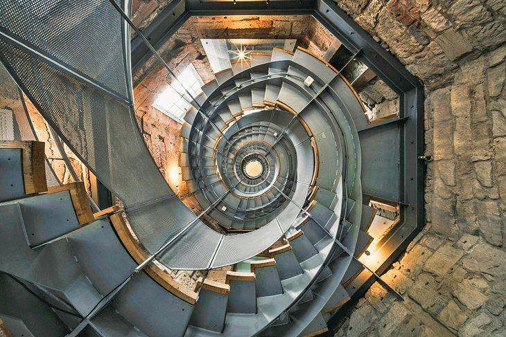 La escalera en espiral de The Lighthouse (Torre Mackintosh)