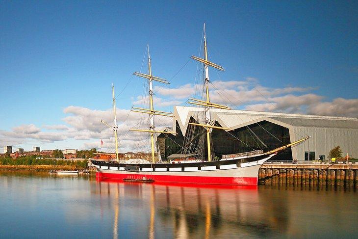 Museo Riverside y barco de tres mástiles