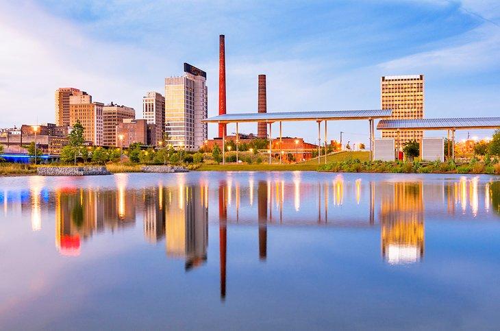 Blick auf die Innenstadt von Birmingham vom Railroad Park