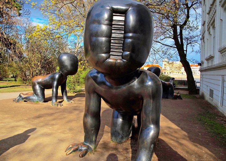 Esculturas de bebés gigantes en la Isla Kampa