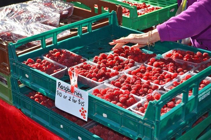Himbeeren zum Verkauf auf dem Farm Gate Markt