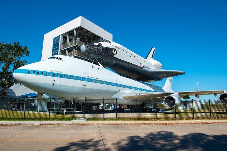 Transbordador espacial montado en el Boeing 747 Shuttle Carrier Aircraft en el Centro Espacial Johnson