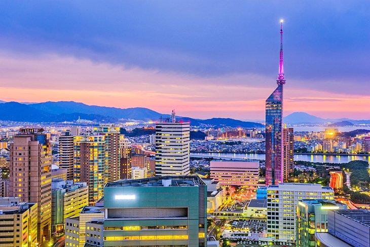 Torre de Fukuoka que se eleva sobre el horizonte de la ciudad