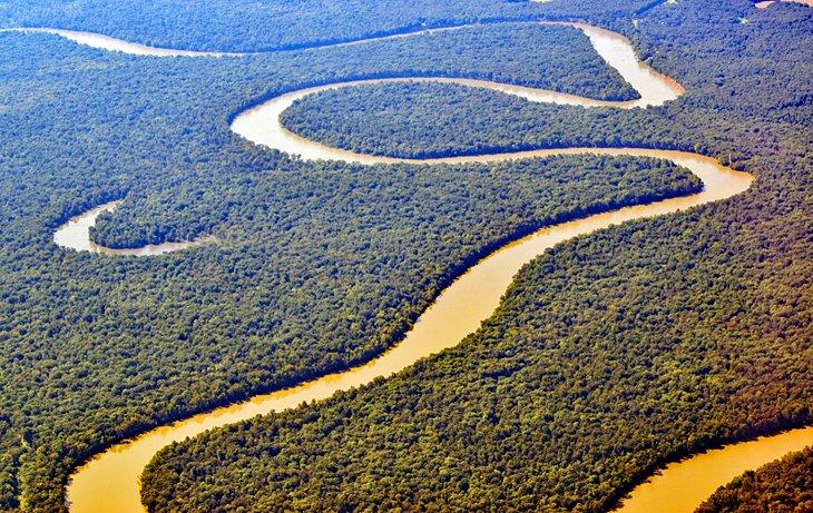 Vista aérea del sinuoso río Misisipi