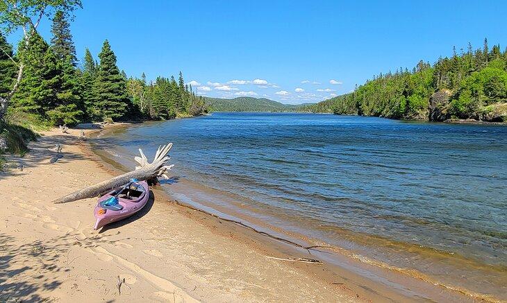 Un kayak en Hattie Cove frente al Centro de Visitantes