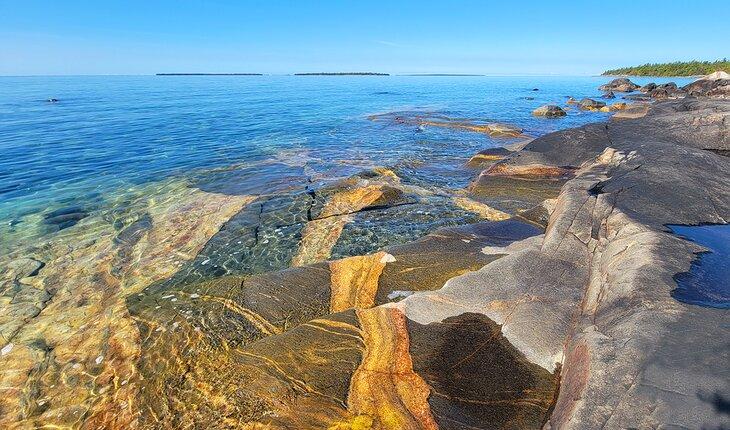 Agua cristalina en Katherine Cove, Parque Provincial Superior