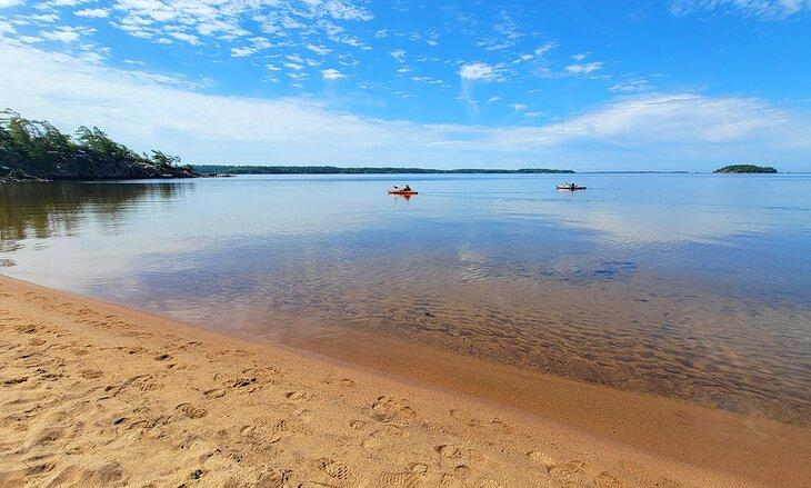 Piragüistas frente a una playa en el Parque Provincial Killbear