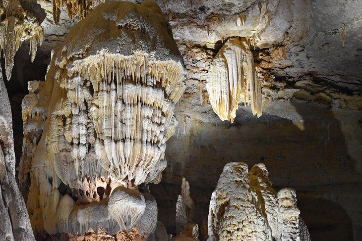 Exploración en cavernas en el Country Hill de Texas