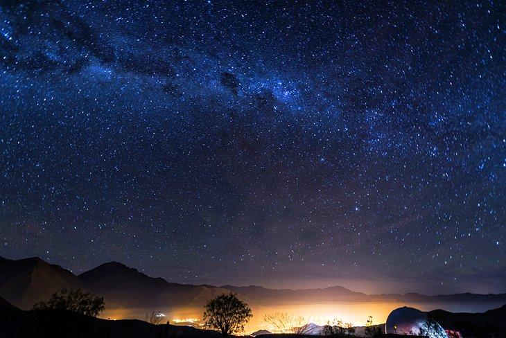 Vue de la Voie lactée sur la vallée de l'Elqui