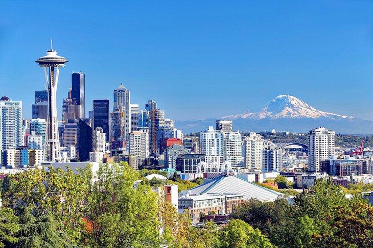 Skyline von Seattle mit dem Mt. Rainier in der Ferne