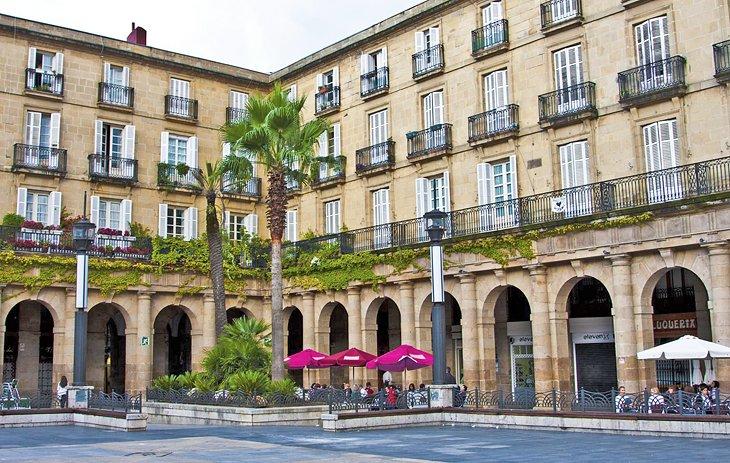 Terrazas de restaurantes en la Plaza Nueva, Bilbao