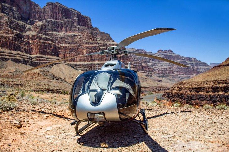 Helicóptero aparcado en el fondo del Gran Cañón