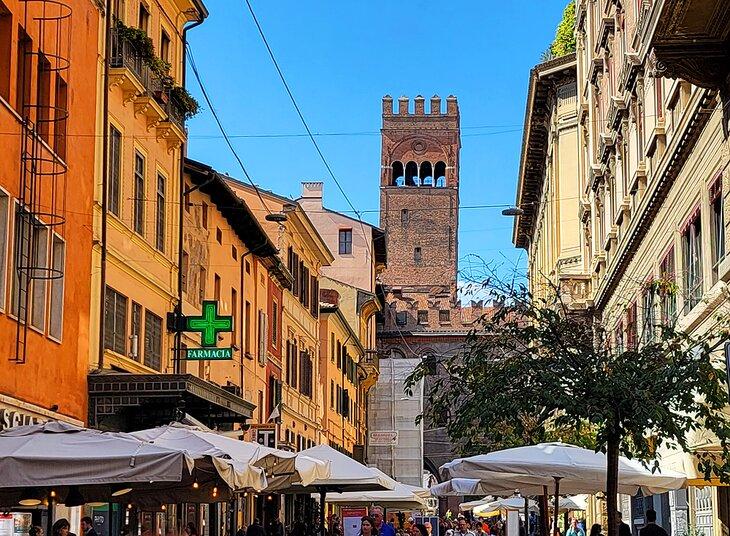 Eine Straßenszene in Bologna