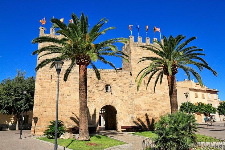 Porta del Mol, la puerta principal del casco antiguo de Alcúdia