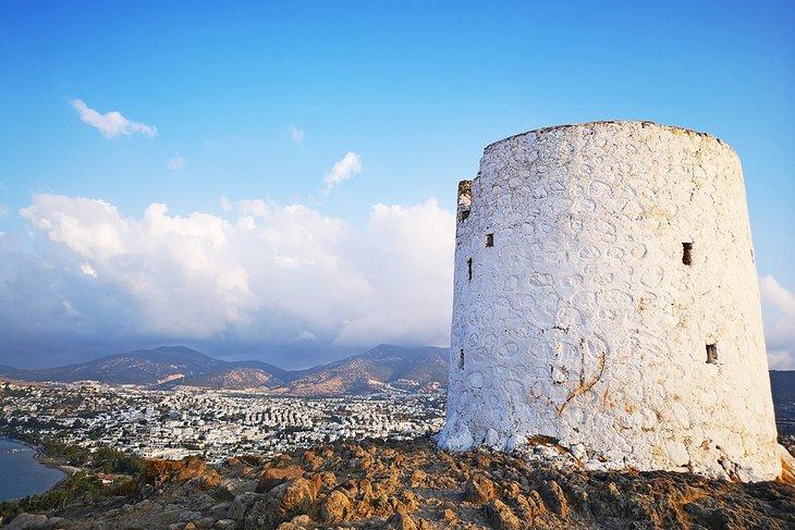 Molino de viento en Bodrum al atardecer