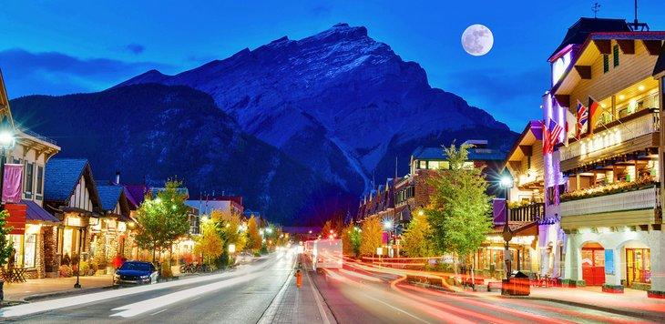 Avenida Banff en Banff al anochecer
