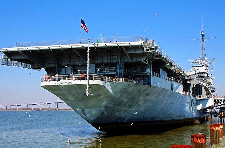 USS Yorktown y Patriots Point | <a class="cc16_b" target="_blank" rel="nofollow noopener noreferrer" href="http://www.flickr.com/photos/mr_t_in_dc/">Mr.TinDC</a> / foto modificada