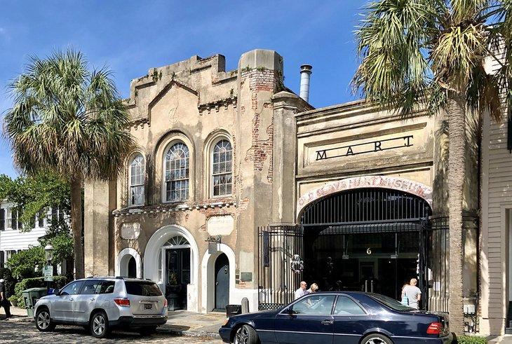Museo Old Slave Mart | <a rel="nofollow noopener noreferrer" target="_blank" class="cc16_b" href="https://www.flickr.com/photos/warrenlemay/">Warren LeMay</a> / foto modificada