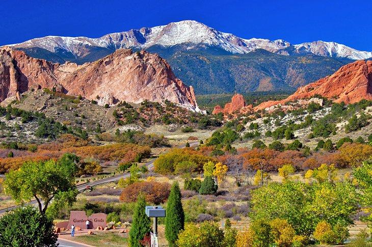 Vista del Parque Garden of the Gods con Pikes Peak a lo lejos