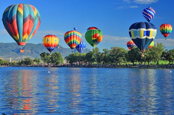 Globos de aire caliente despegando sobre un lago en Colorado Springs
