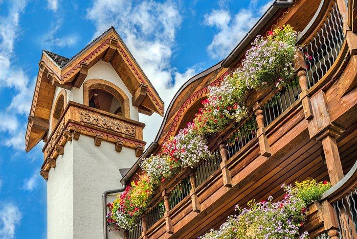 Edificio bávaro y flores en Vail Village