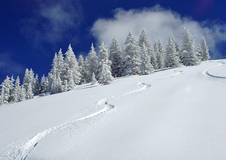 Marcas de esquí frescas en la nieve en Vail