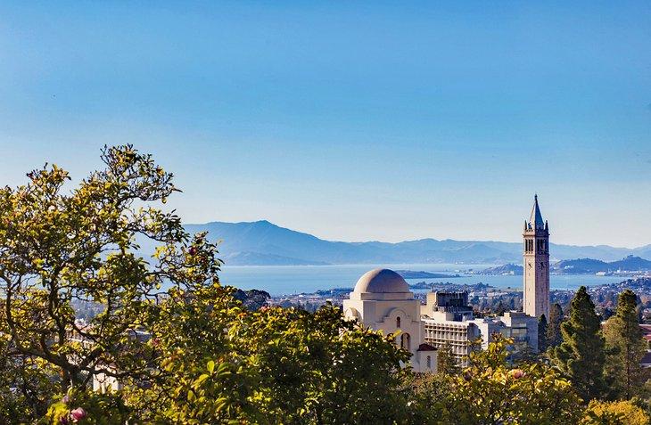 Vista de Berkeley y la Torre Sather en el campus de la U.C. Berkeley