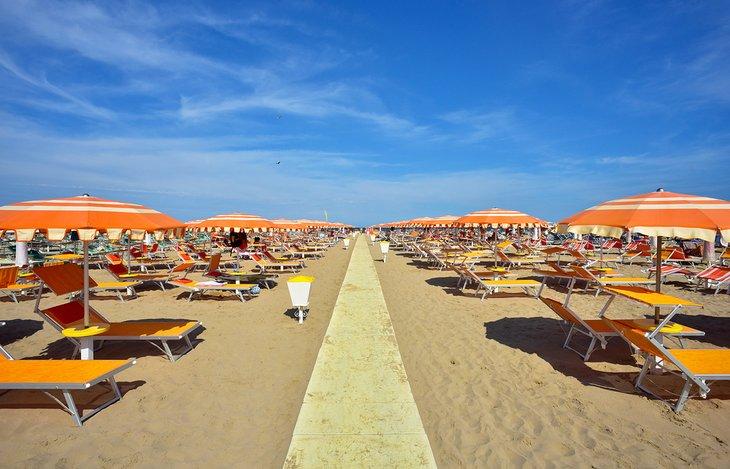 Tumbonas y sombrillas en la playa de Riccione
