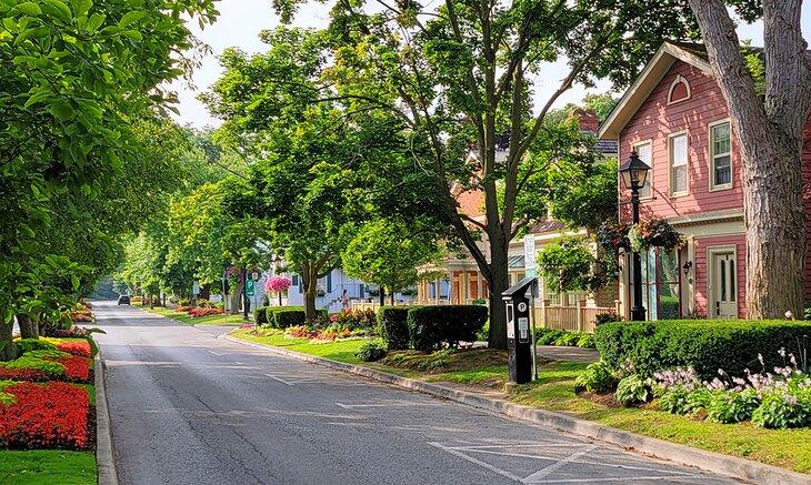 Una calle llena de flores en Niagara-on-the-Lake