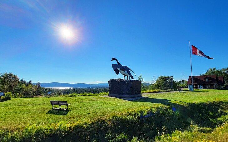 La estatua del ganso frente al Centro de Visitantes en Wawa