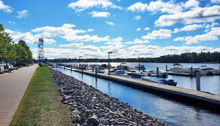 Frente al agua de Fort Frances cerca de Sorting Gap Marina