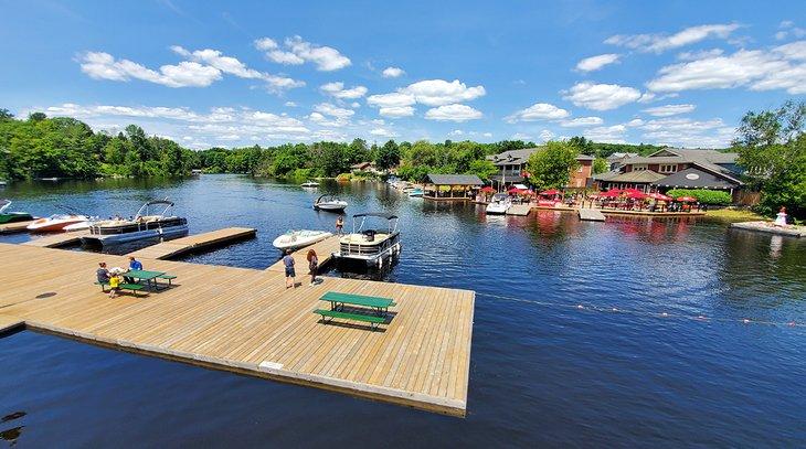 Muelles y restaurantes junto al agua en Huntsville