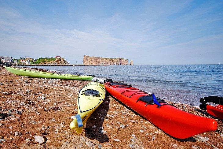 Kayaks en la playa cerca de la Roca de Percé