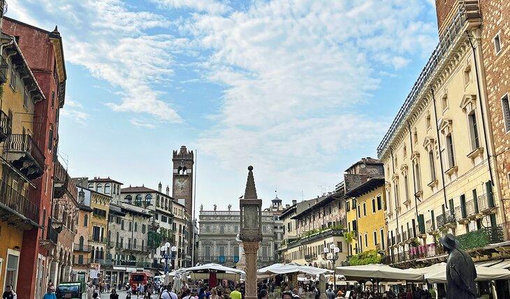Vista a lo largo de la Piazza delle Erbe