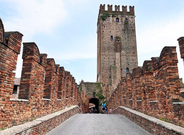 Cruzando el Ponte Scaligero