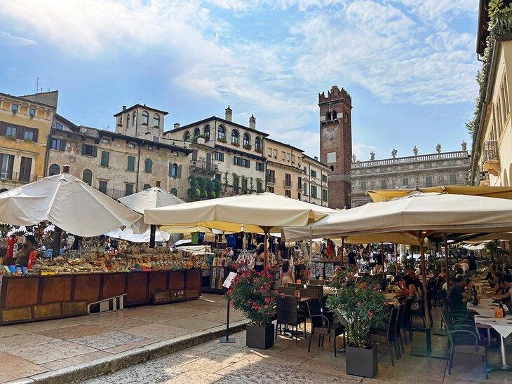 Comedor al aire libre en la Piazza delle Erbe