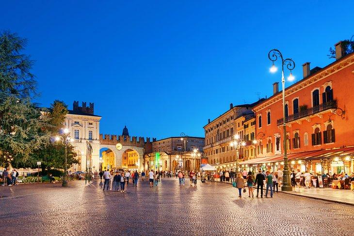 Piazza Bra en Verona al atardecer